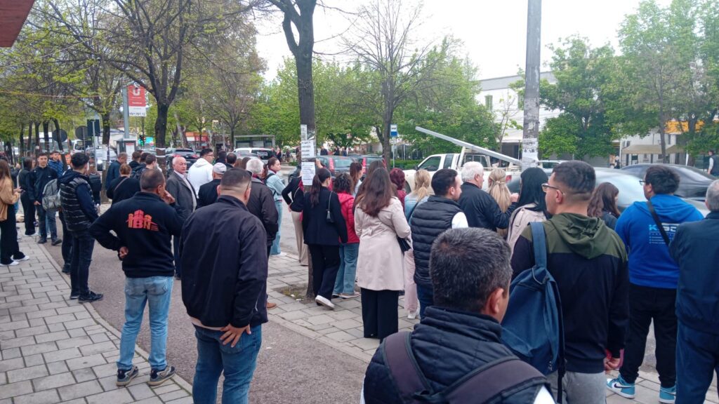 Bllokohet transporti publik, operatorët drejt reduktimeve të tjera nëse nuk marrin kompensim